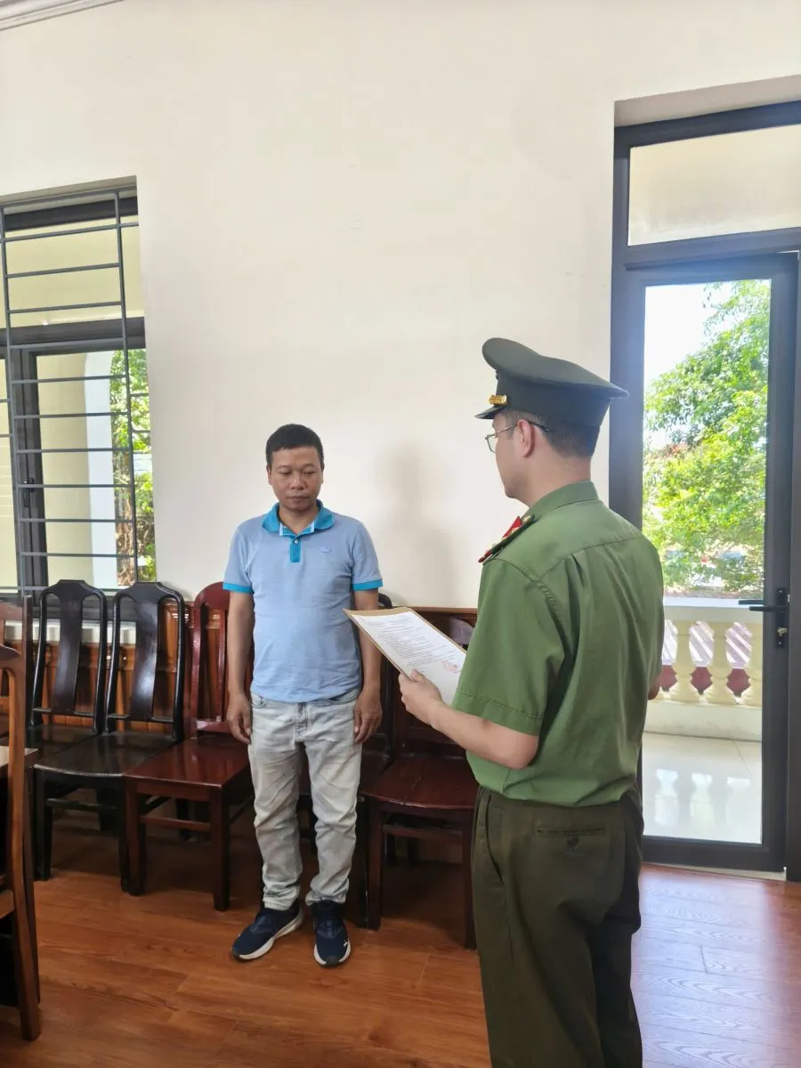 Khởi tố vụ án sử dụng trái phép vũ khí quân dụng từ vụ chém người tại quán bia - Ảnh 1.
