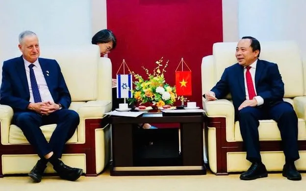 Bộ trưởng Vũ Hải Quân tiếp ông Yaron Mayer, Đại sứ Đặc mệnh toàn quyền Nhà nước Israel tại Việt Nam. Ảnh: Bộ KH&CN 