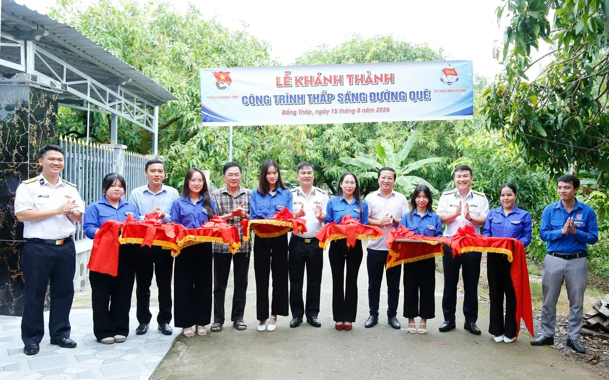 Các đại biểu cắt băng khánh thành công trình thắp sáng đường quê