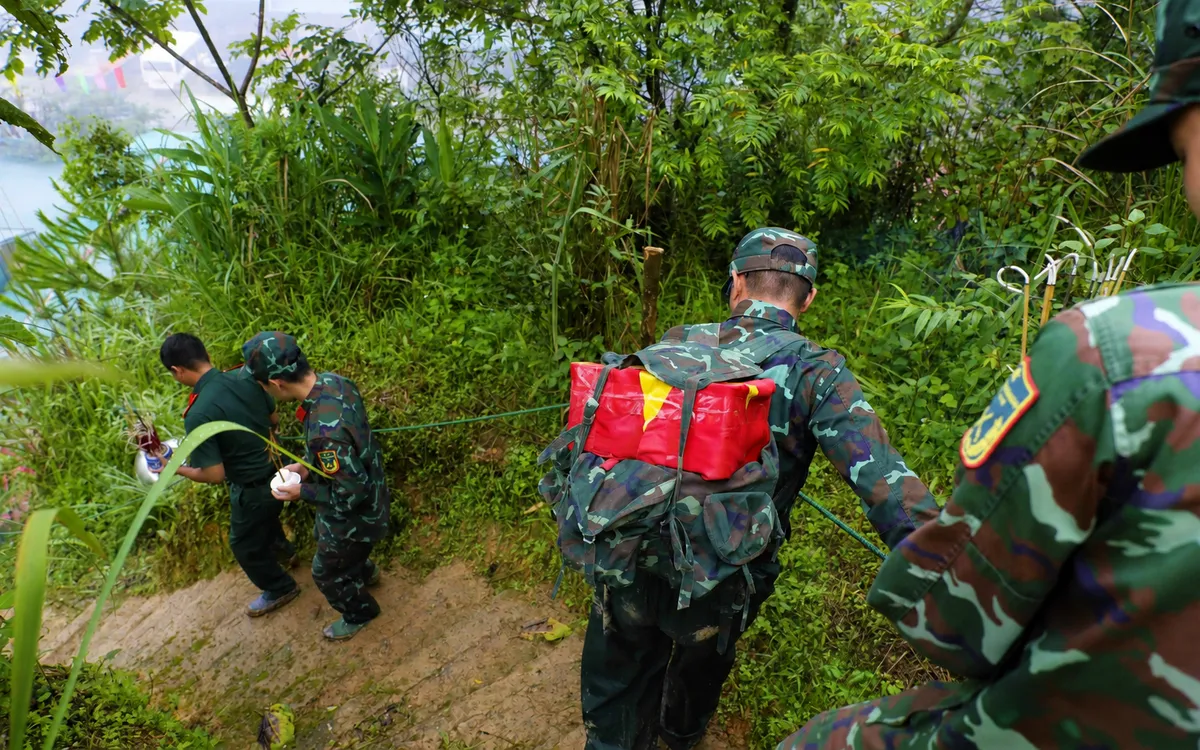 Lực lượng chức năng vượt địa hình hiểm trở, băng rừng tìm kiếm, cất bốc, đưa các anh trở về với đồng đội. Ảnh: ĐBP Online