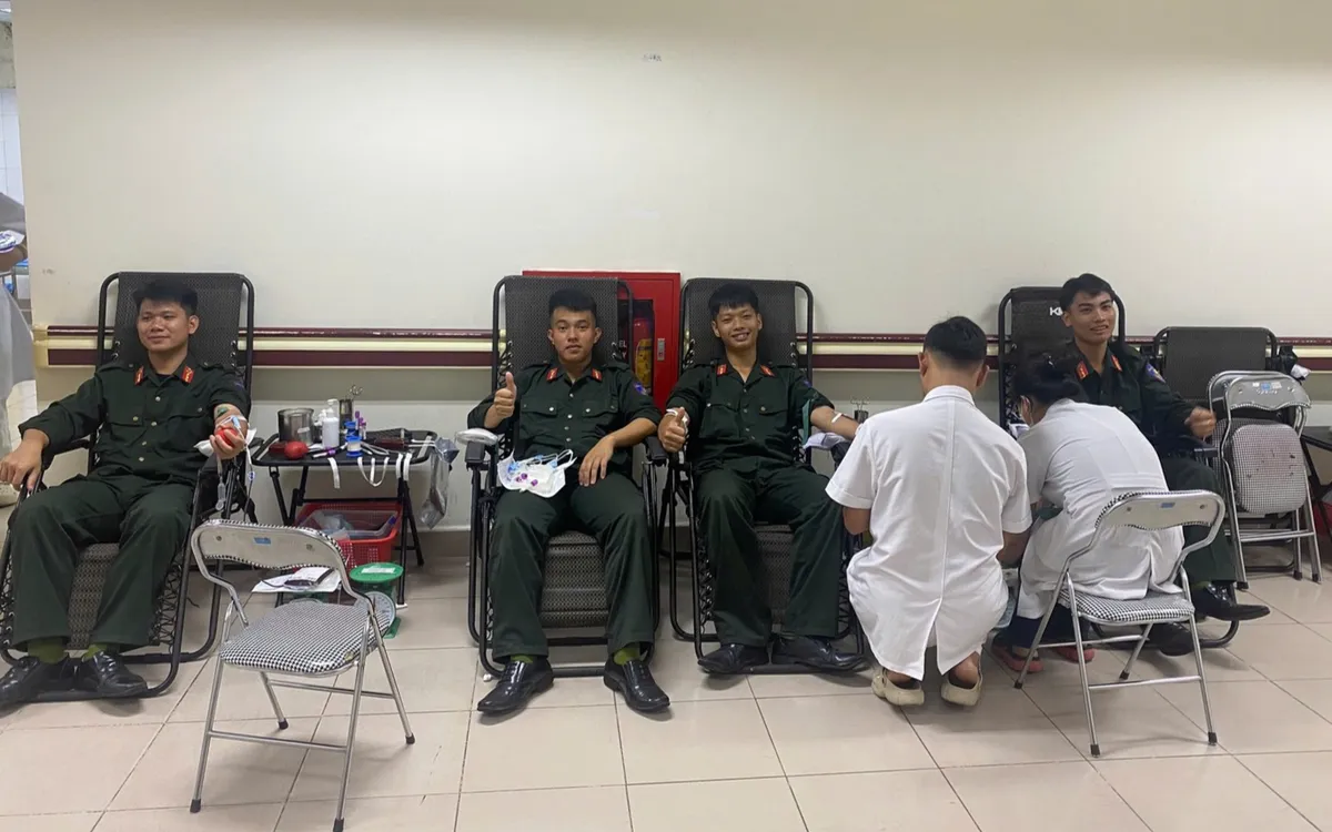 Cán bộ, chiến sĩ Cảnh sát cơ động tham gia hiến máu giúp bệnh nhân qua cơn nguy kịch. Ảnh: Cổng Thông tin điện tử Bộ Công an
