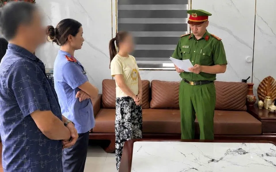 Phòng Cảnh sát kinh tế tống đạt Quyết định khởi tố bị can, phê chuẩn quyết định khởi tố bị can đối với các đối tượng trong vụ án. Ảnh: Công an tỉnh Quảng Ninh