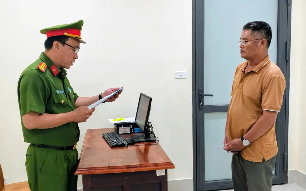 Cơ quan điều tra tống đạtquyết định khởi tố bị can Hoàng Văn Dương. Ảnh: Công an tỉnh An Giang