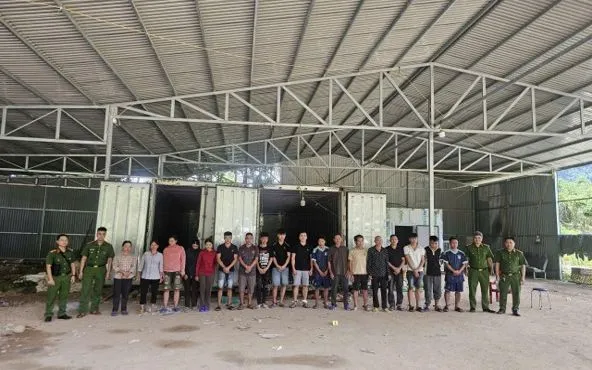 Các đối tượng trong vụ án buôn lậu và vận chuyển trái phép hàng hóa qua biên giới. Ảnh: Công an tỉnh Quảng Ninh