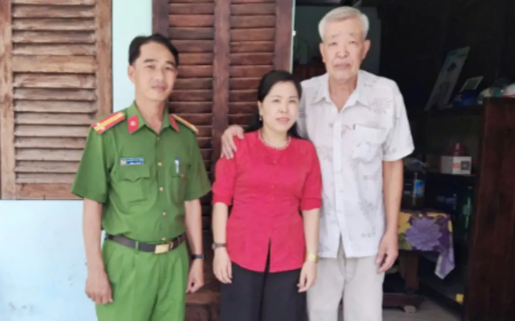 Chị Huỳnh Thị Cẩm Tú và ông Phan Văn Quý xúc động khi gặp gỡ sau 43 năm thất lạc. Nguồn: Bộ Công an