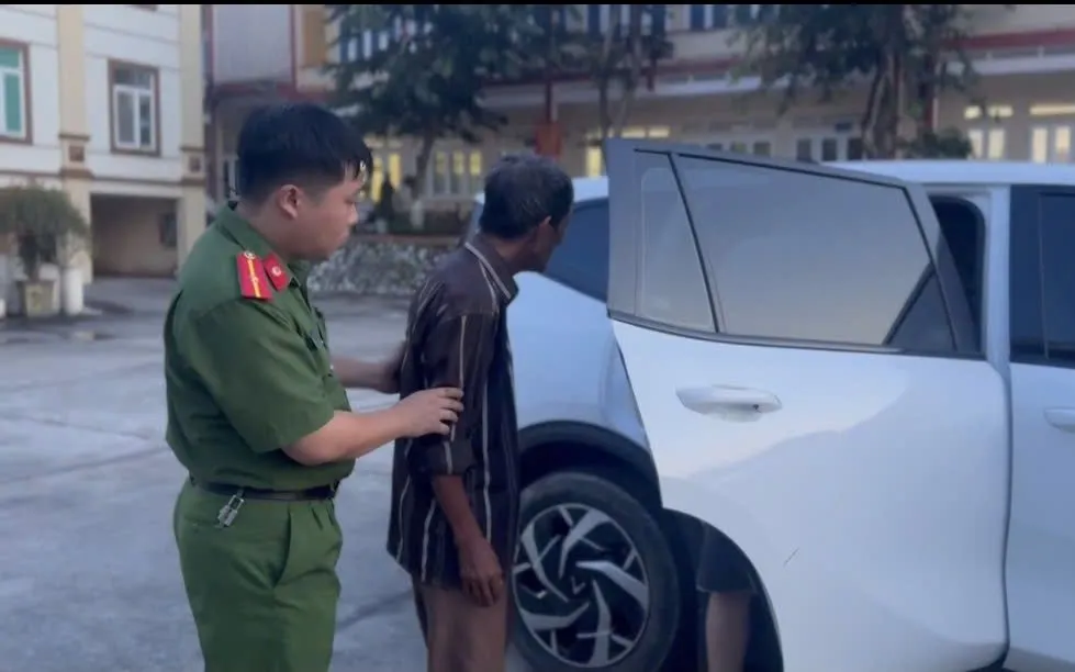 Sau khi xác minh thông tin, Công an phường Yên Bái đưa ông Hồng trở về nhà an toàn. Ảnh: Cổng Thông tin điện tử Bộ Công an