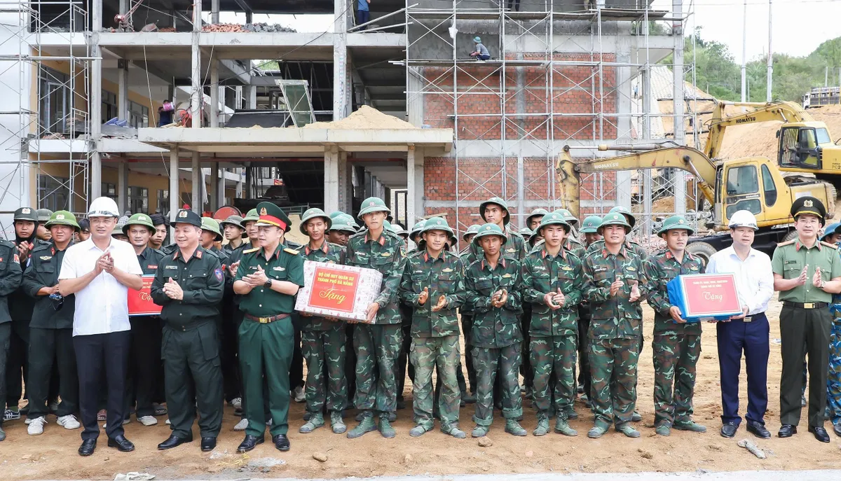 Bí thư Thành ủy Lê Ngọc Quang kiểm tra tiến độ xây dựng Trường Phổ thông nội trú liên cấp Tiểu học - THCS Đắc Pring- Ảnh 4.