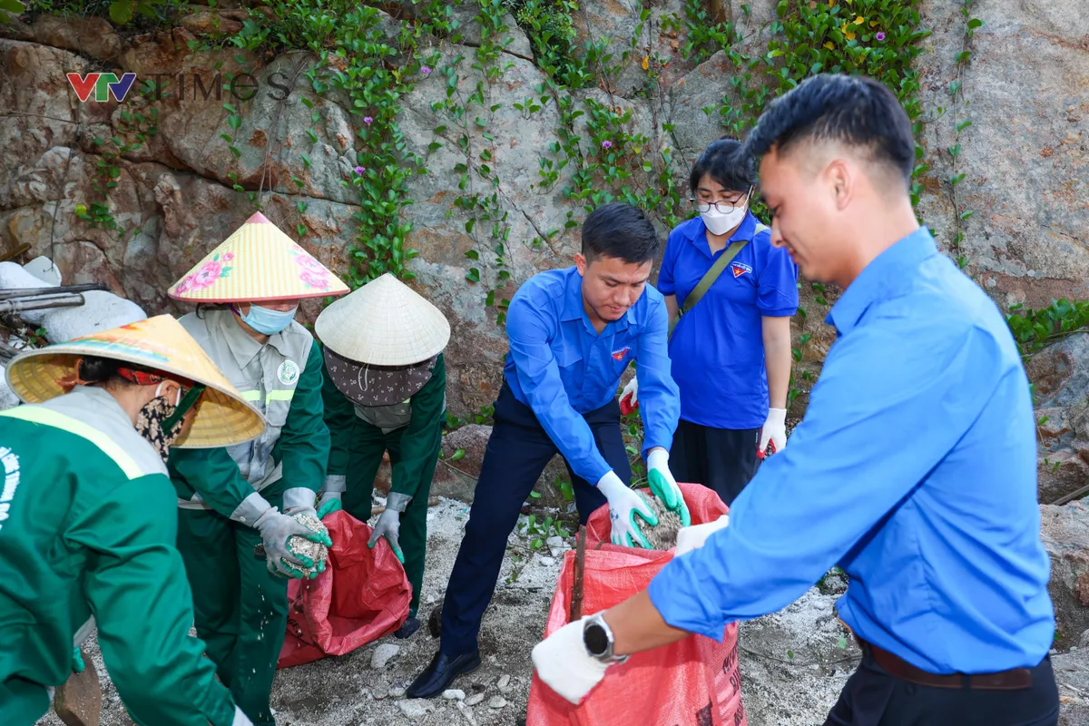 Tuổi trẻ VTV trồng 2.000 cây phi lao, trao cờ Tổ quốc tới ngư dân Sầm Sơn - Ảnh 38.