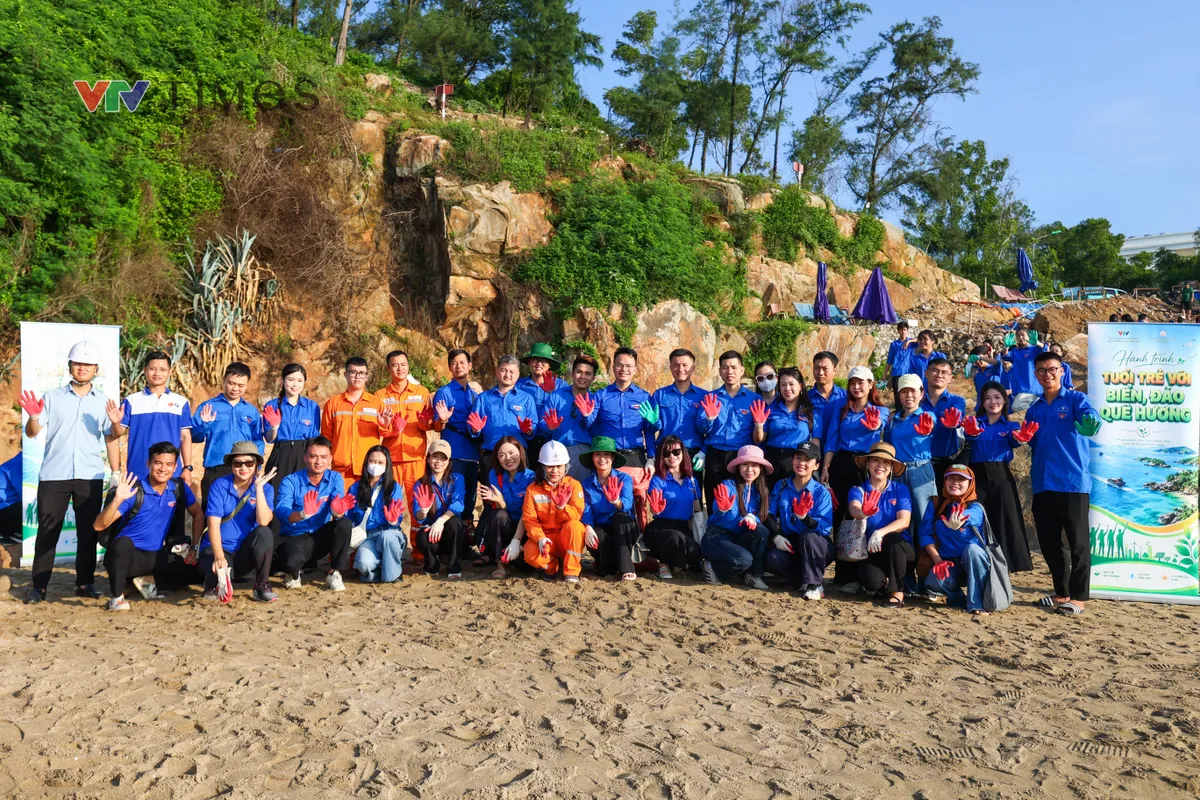 Tuổi trẻ VTV trồng 2.000 cây phi lao, trao cờ Tổ quốc tới ngư dân Sầm Sơn - Ảnh 34.