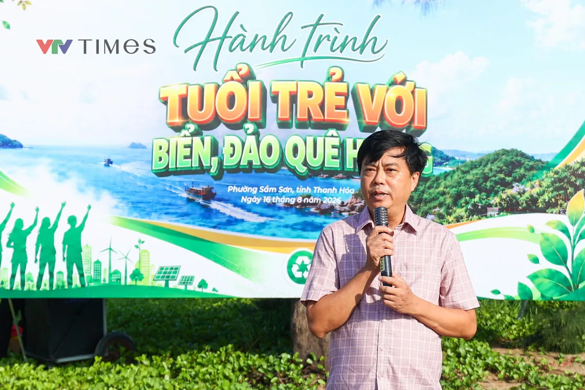 Tuổi trẻ VTV trồng 2.000 cây phi lao, trao cờ Tổ quốc tới ngư dân Sầm Sơn - Ảnh 5.