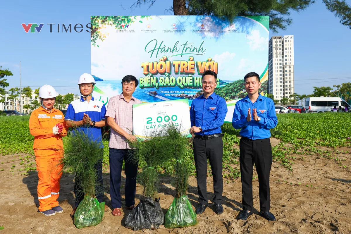 Tuổi trẻ VTV trồng 2.000 cây phi lao, trao cờ Tổ quốc tới ngư dân Sầm Sơn - Ảnh 8.