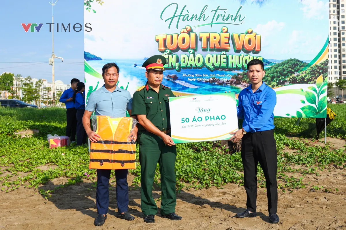 Tuổi trẻ VTV trồng 2.000 cây phi lao, trao cờ Tổ quốc tới ngư dân Sầm Sơn - Ảnh 35.