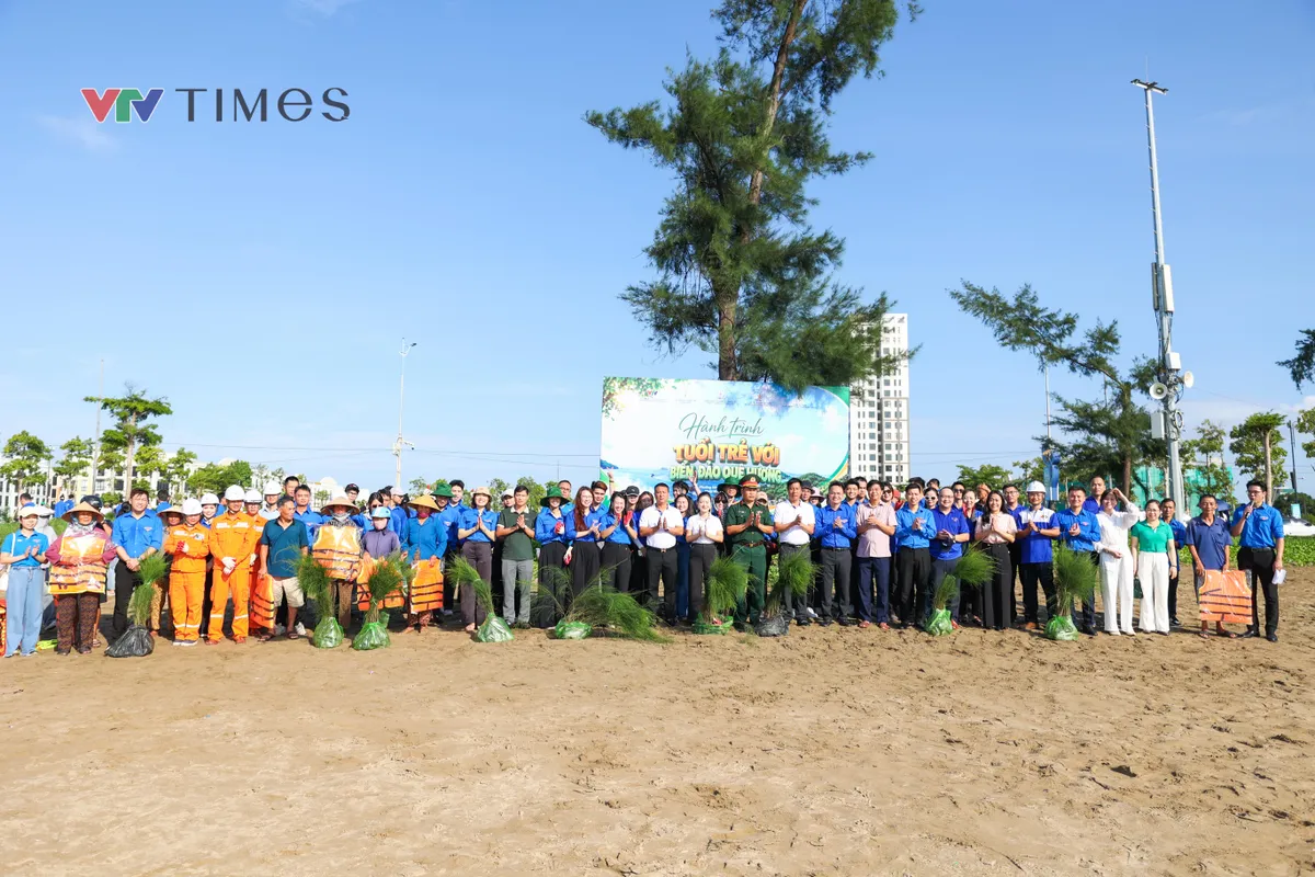 Tuổi trẻ VTV trồng 2.000 cây phi lao, trao cờ Tổ quốc tới ngư dân Sầm Sơn - Ảnh 32.