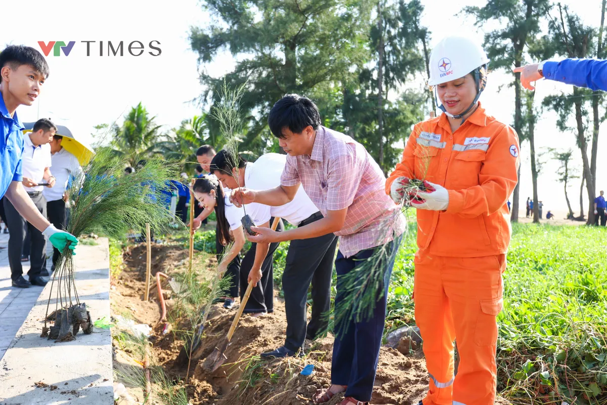 Tuổi trẻ VTV trồng 2.000 cây phi lao, trao cờ Tổ quốc tới ngư dân Sầm Sơn - Ảnh 31.
