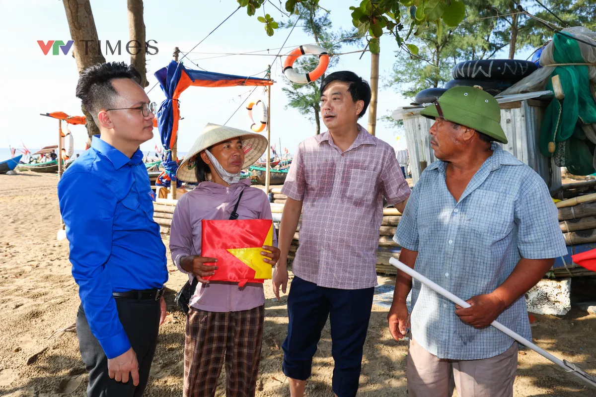 Tuổi trẻ VTV trồng 2.000 cây phi lao, trao cờ Tổ quốc tới ngư dân Sầm Sơn - Ảnh 6.