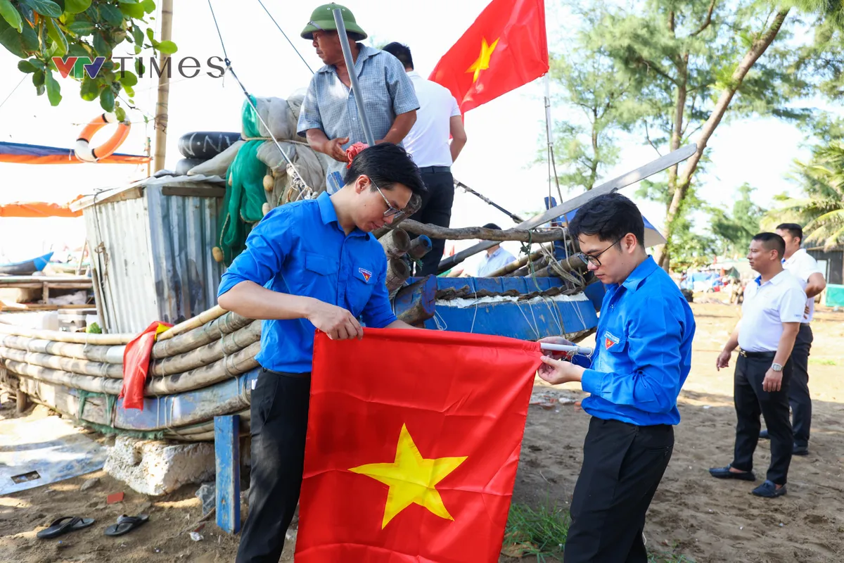 Tuổi trẻ VTV trồng 2.000 cây phi lao, trao cờ Tổ quốc tới ngư dân Sầm Sơn - Ảnh 28.