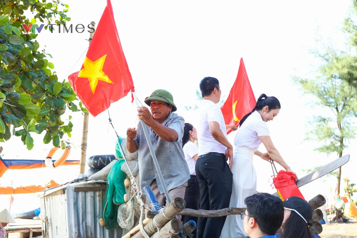 Tuổi trẻ VTV trồng 2.000 cây phi lao, trao cờ Tổ quốc tới ngư dân Sầm Sơn - Ảnh 29.