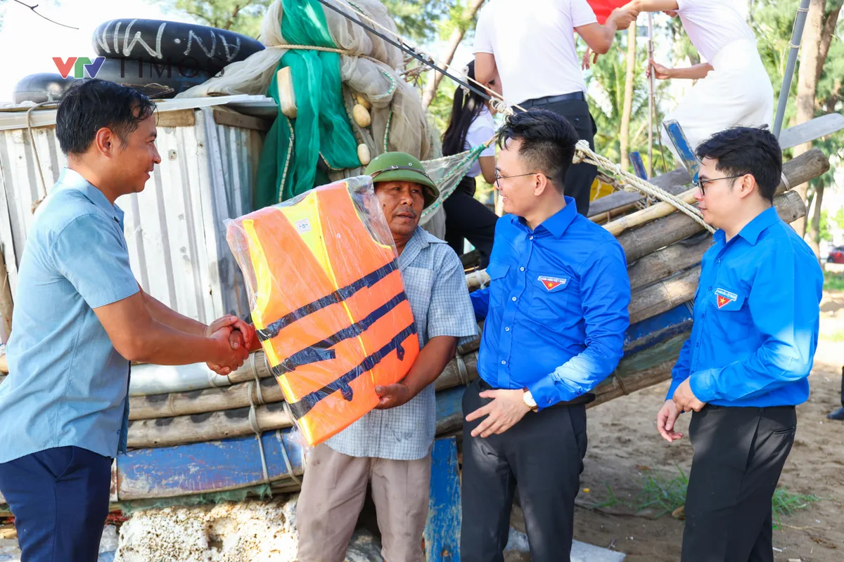 Tuổi trẻ VTV trồng 2.000 cây phi lao, trao cờ Tổ quốc tới ngư dân Sầm Sơn - Ảnh 27.