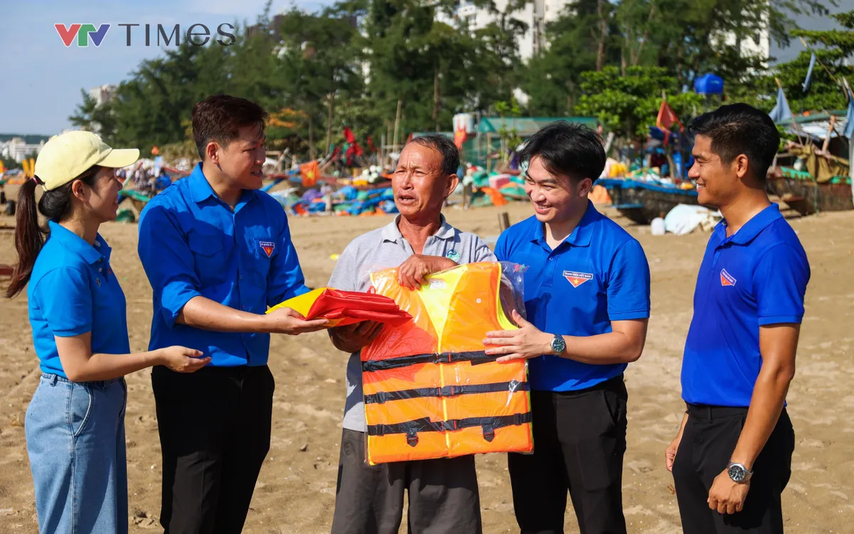 Đoàn viên Đoàn Thanh niên Cộng sản Hồ Chí Minh Đài Truyền hình Việt Nam tặng cờ, áo phao cho ngư dân tại phường Sầm Sơn (Thanh Hoá) 