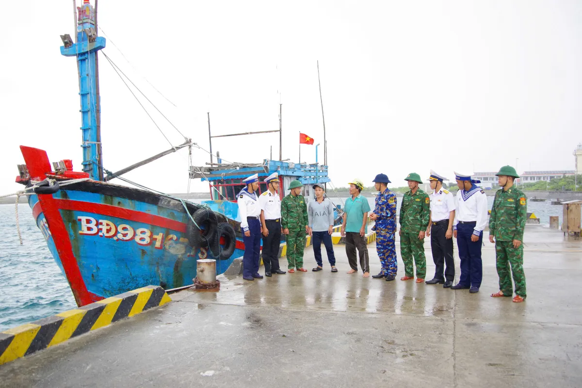 Trường Sa thu gom hơn 2.000 bao rác trong "Ngày Chủ nhật xanh" - Ảnh 2.