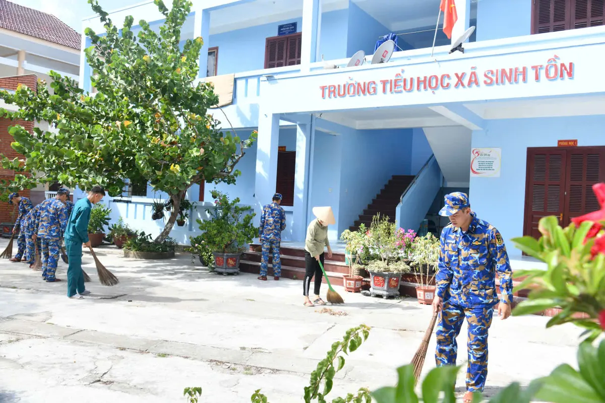 Trường Sa thu gom hơn 2.000 bao rác trong "Ngày Chủ nhật xanh" - Ảnh 3.