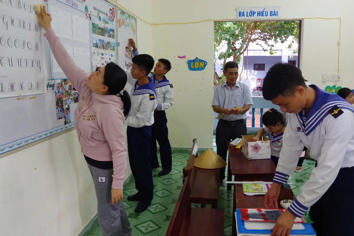 Trường Sa thu gom hơn 2.000 bao rác trong "Ngày Chủ nhật xanh" - Ảnh 1.