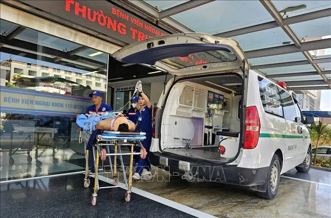 Xe kh&aacute;ch t&ocirc;ng đu&ocirc;i xe container tr&ecirc;n cao tốc, 20 người nhập viện - Ảnh 1.