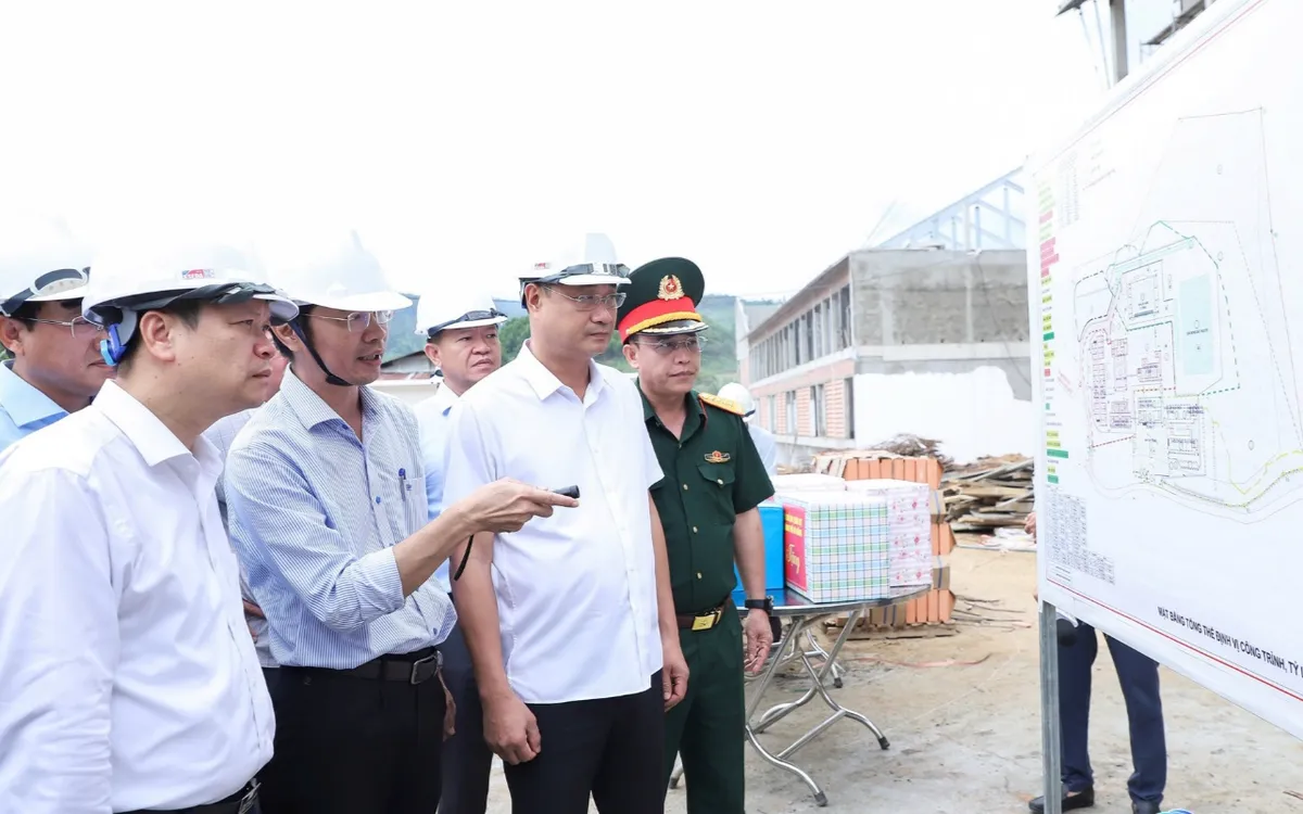 Bí thư Thành ủy Lê Ngọc Quang (thứ 2, bên phải sang), Chủ tịch UBND thành phố Nguyễn Mạnh Hùng (bên trái) nghe chủ đầu tư báo cáo tiến độ thi công Trường Phổ thông nội trú liên cấp Tiểu học - THCS Đắc Pring (Ảnh: Ngọc Phú)