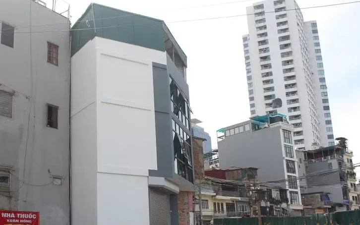 Ngôi nhà dù với diện tích khá nhỏ, nhưng được xây dựng nhiều tầng tại dốc đường La Thành. (Ảnh: Nguyễn Thắng/TTXVN)