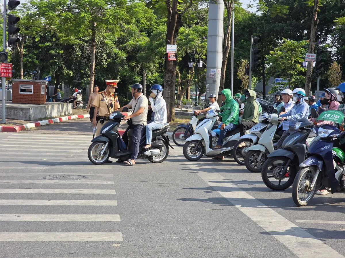 Dừng đúng vạch, chờ đúng đèn - góp phần xây dựng giao thông Thủ đô văn minh - Ảnh 1.