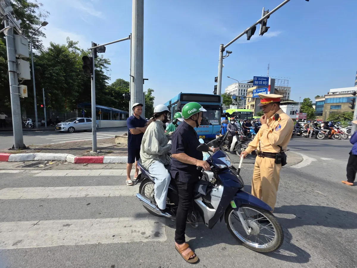 Dừng đúng vạch, chờ đúng đèn - góp phần xây dựng giao thông Thủ đô văn minh - Ảnh 2.