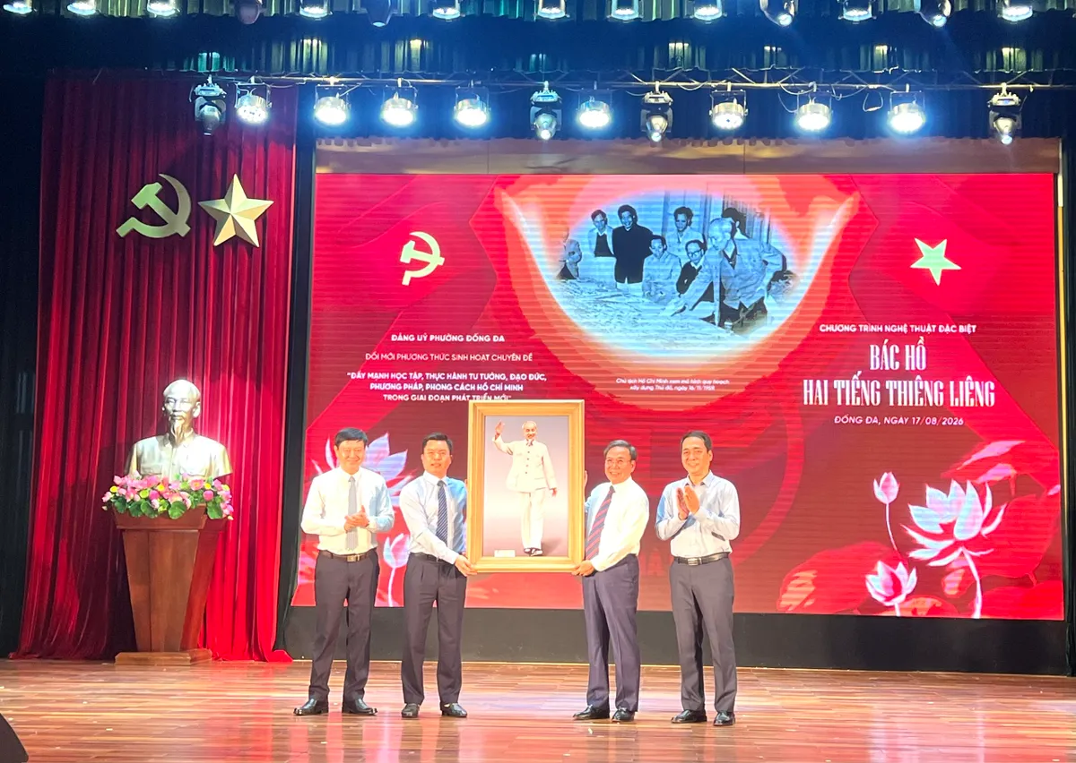 Hà Nội: Sinh hoạt chính trị qua chương trình nghệ thuật "Bác Hồ - hai tiếng thiêng liêng" - Ảnh 3.