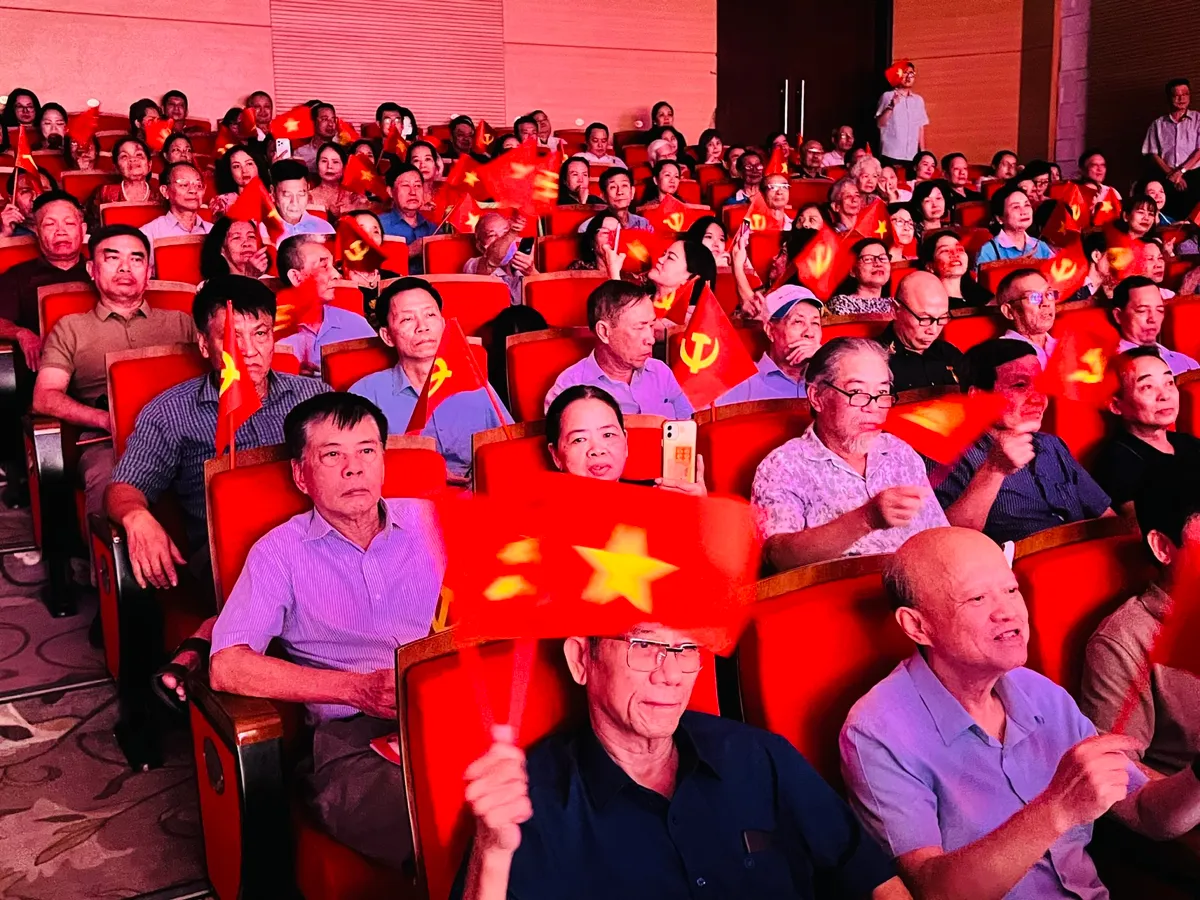 Hà Nội: Sinh hoạt chính trị qua chương trình nghệ thuật "Bác Hồ - hai tiếng thiêng liêng" - Ảnh 8.