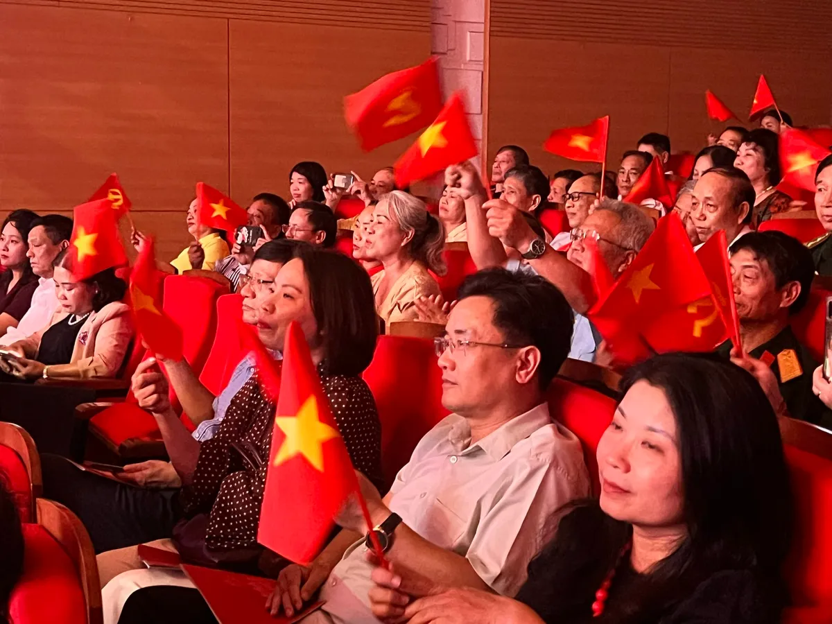 Hà Nội: Sinh hoạt chính trị qua chương trình nghệ thuật "Bác Hồ - hai tiếng thiêng liêng" - Ảnh 10.