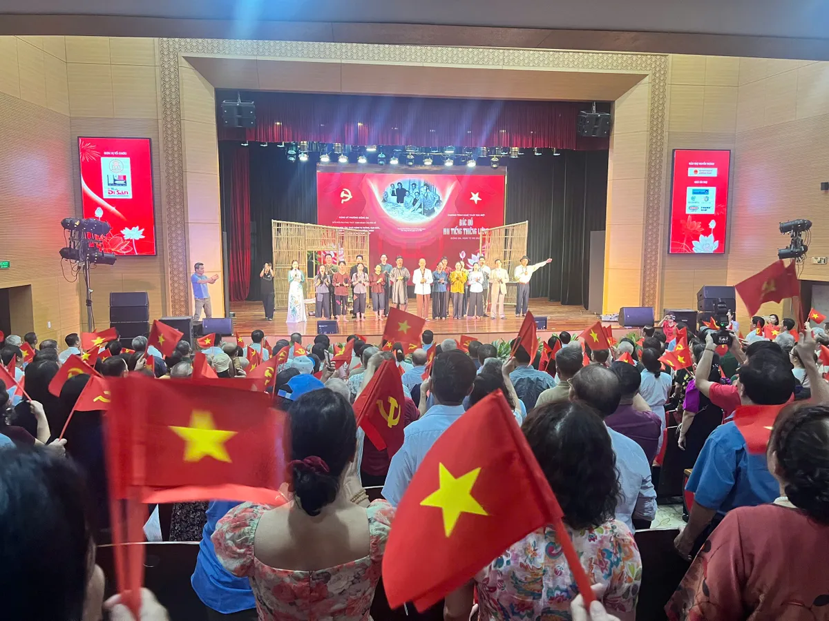 Hà Nội: Sinh hoạt chính trị qua chương trình nghệ thuật "Bác Hồ - hai tiếng thiêng liêng" - Ảnh 9.