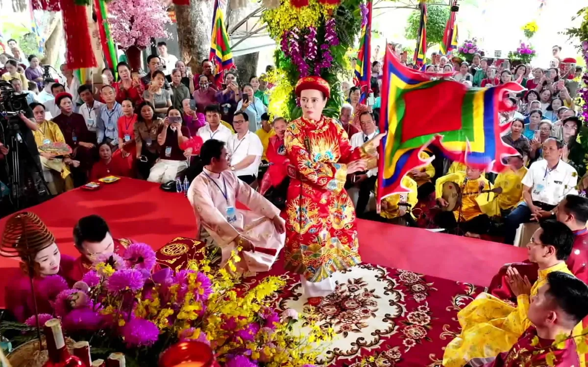 Các thanh đồng thực hành nghi lễ tín ngưỡng thờ Mẫu tại di tích quốc gia Am Chúa. (Ảnh: Dương Đông)