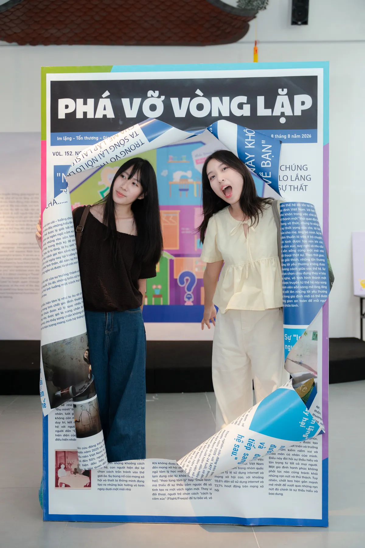 Triển lãm tương tác “Gấp nếp đơm thương”: Nơi người trẻ tìm cách nói lời yêu thương - Ảnh 2.