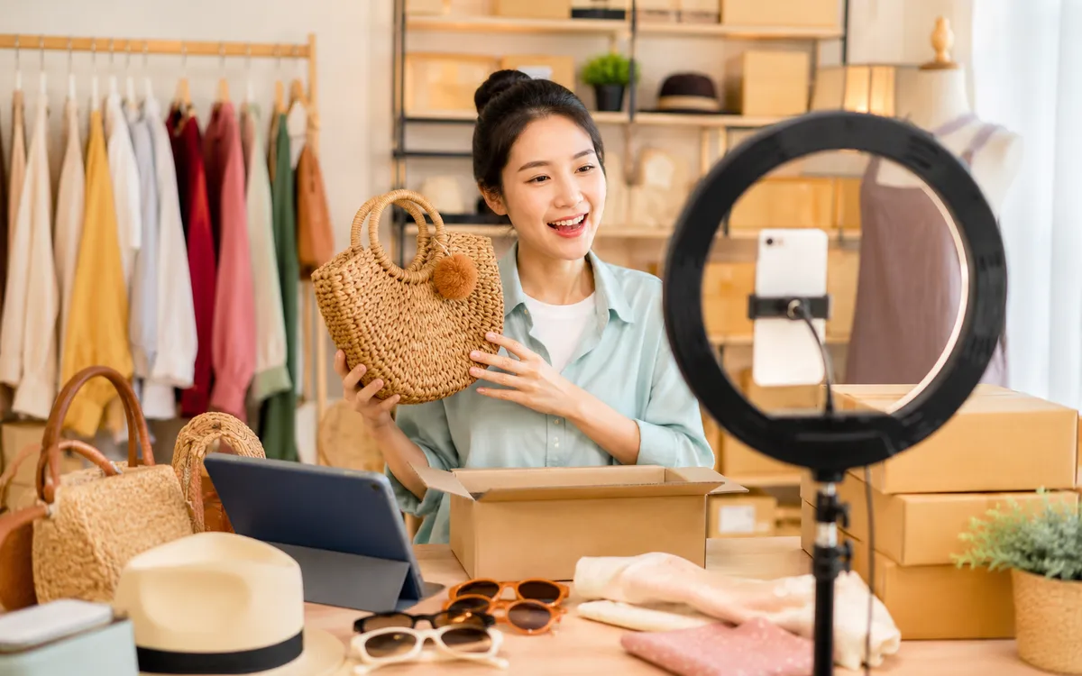 Hộ kinh doanh mở rộng thị trường nhờ nền tảng số - Ảnh AI