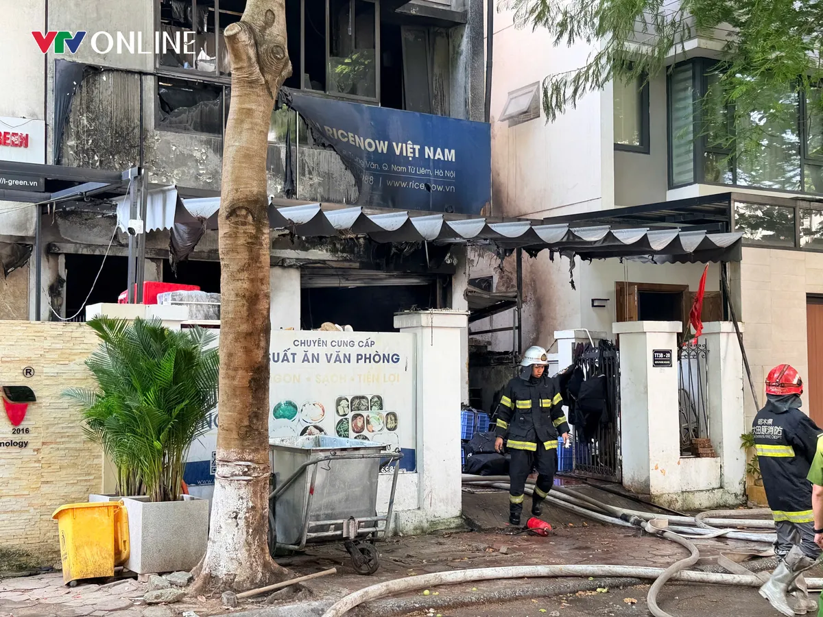 Cháy nhà liền kề tại khu đô thị ở Hà Nội - Ảnh 1.