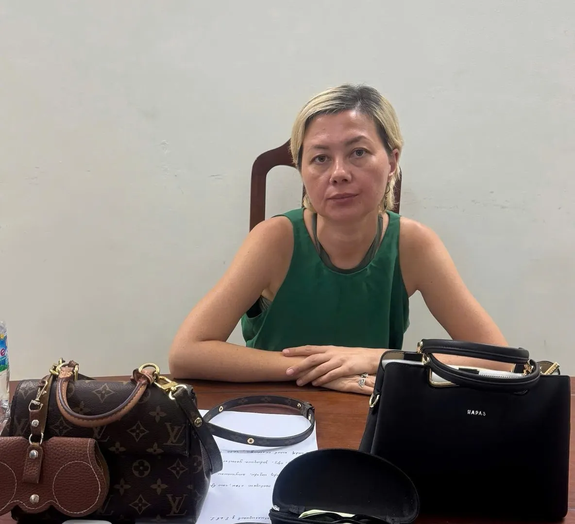 Du kh&aacute;ch nước ngo&agrave;i lẻn v&agrave;o kh&aacute;ch sạn trộm cắp đồ hiệu hơn 500 triệu đồng - Ảnh 1.