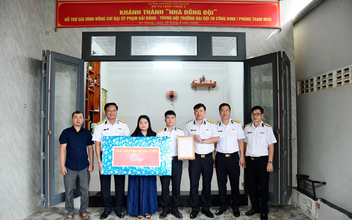 Đại tá Hoàng Quốc Hoàn, Phó Chính ủy Vùng 5 Hải quân (thứ 3 từ phải sang) trao quyết định hỗ trợ xây dựng nhà đồng đội cho Đại úy Phạm Hải Đăng
