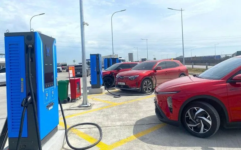 Khẩn trương hoàn thiện hạ tầng sạc điện tại các trạm dừng nghỉ đường bộ trước 1/1/2027