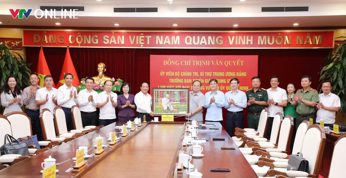 Trưởng Ban Tuyên giáo Trung ương Trịnh Văn Quyết: Quảng Ninh có nhiều điều kiện để trở thành hình mẫu cho cả nước - Ảnh 5.
