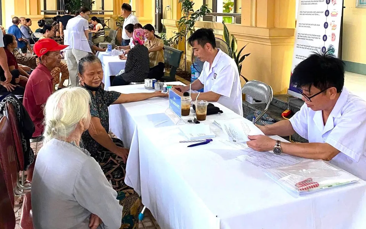Hơn 2.600 người dân được khám sàng lọc đái tháo đường và siêu âm tuyến giáp miễn phí. Ảnh: Sở Y tế Nghệ An.
