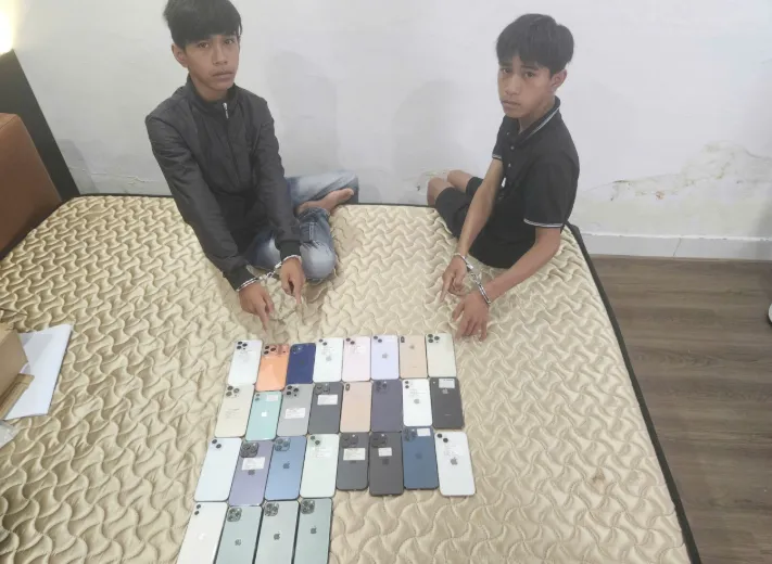 Hai anh em trộm 27 iPhone, bị bắt sau hơn một ngày - Ảnh 1.