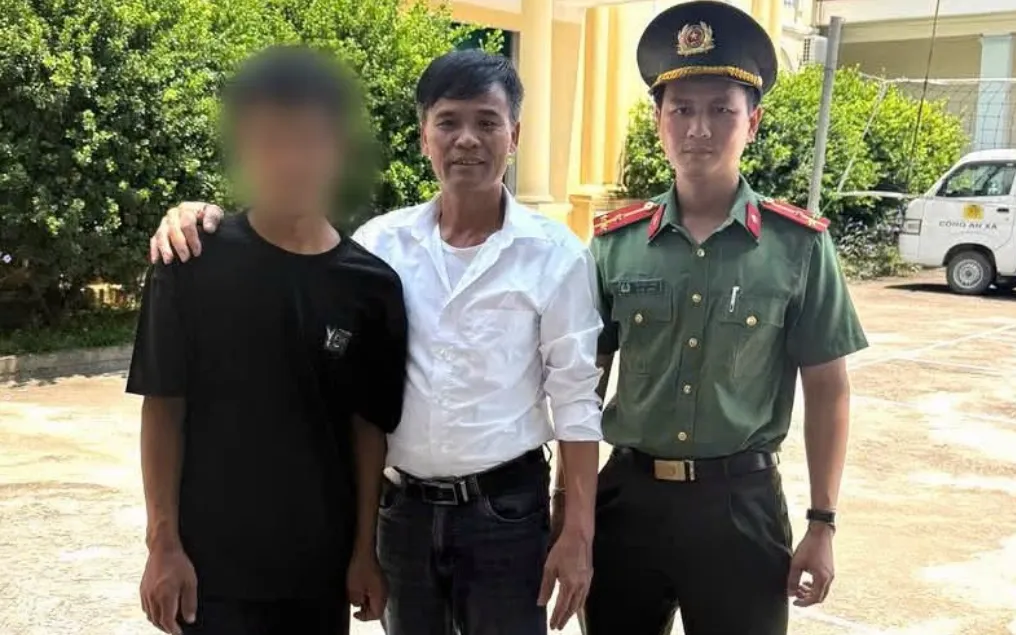 Gia đình anh T. đến đón anh tại trụ sở Công an xã Thượng Long, Phú Thọ. (Nguồn: Bộ Công an)