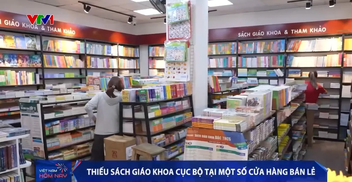 Thiếu cục bộ s&aacute;ch gi&aacute;o khoa tại một số cửa h&agrave;ng trước năm học mới - Ảnh 2.