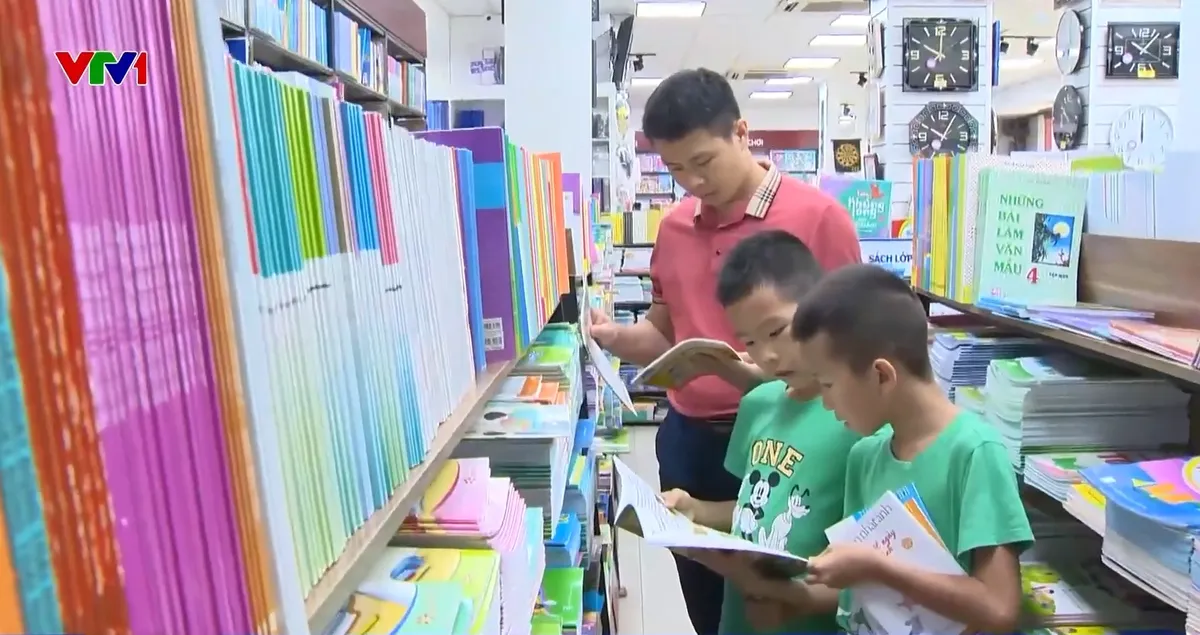 Thiếu cục bộ s&aacute;ch gi&aacute;o khoa tại một số cửa h&agrave;ng trước năm học mới - Ảnh 1.
