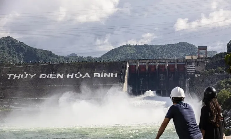 Thủy điện Hòa Bình mở 1 cửa xả đáy, chủ động bảo đảm an toàn hạ du - Ảnh 1.