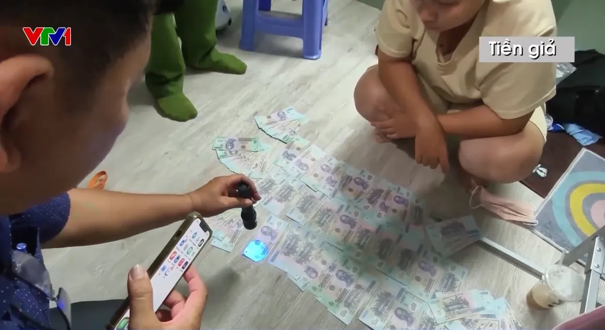 Thủ đoạn của đường d&acirc;y l&agrave;m, lưu h&agrave;nh h&agrave;ng trăm triệu đồng tiền giả - Ảnh 1.